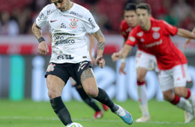 Fbio Santos cobrando pnalti no Beira Rio durante jogo contra o Internacional