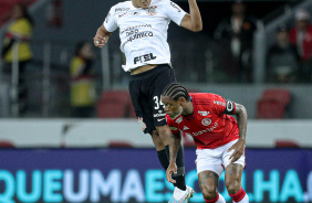 Murillo cabeceando a bola aps vencer disputa com jogador do Internacional