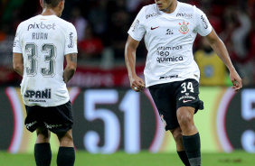 Murillo com a bola em seu domnio contra o Internacional; Ruan Oliveira aparece de costas