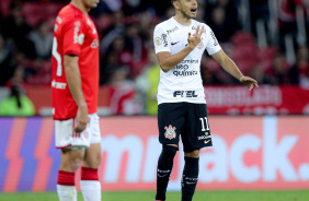 Romero gesticulando com seus companheiros durante jogo do Corinthians contra o Internacional