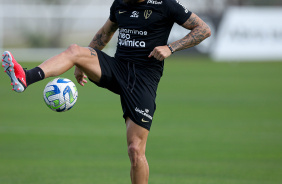 Yuri Alberto com a bola no treino do Corinthians