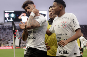 Yuri ALberto, Wesley e Giuliano comemorando gol do Corinthians