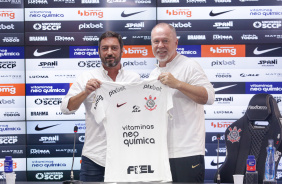 Duilio e Mano Menezes com camisa do Corinthians durante apresentao do treinador