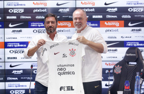 Duilio e Mano Menezes segurando camisa do Corinthians durante apresentao do treinador