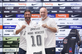 Mano Menezes recebendo a camisa 10 do Corinthians de Duilio