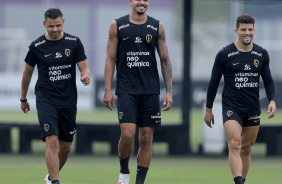 Romero, Lucas Verssimo e Rafael Ramos, sorridentes, entrando no gramado