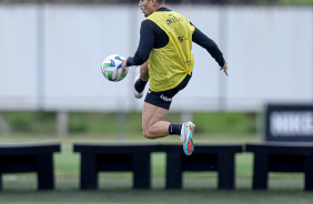 Rafael Ramos saltando para dominar a bola