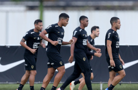 Jogadores do Corinthians trotando no gramado do CT