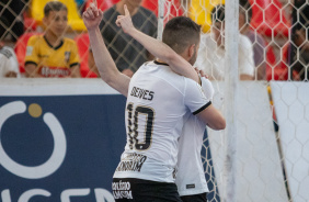 Deives comemora gol marcado pelo Corinthians