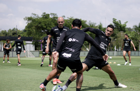 Fbio Santos e Lucas Verssimo em ao no treinamento do Corinthians
