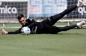 Matheus Donelli fazendo defesa em treinamento do Corinthians