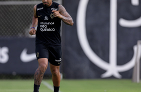 Matheus Bidu conduzindo bola no treinamento do Corinthians