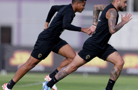 Wesley e Maycon durante treinamento do Corinthians