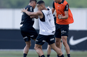 Pedro, Ruan Oliveira e Joo Pedro disputando pela bola no treino