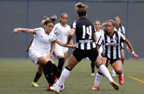 Marussi em campo durante jogo do Corinthians contra o Botafogo na Copinha Feminina