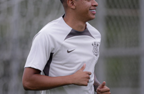 Arthur Sousa durante treino do Corinthians no CT