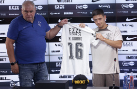 Rodrigo Garro e Rubo erguendo a camisa do Corinthians mostrando a numerao do meia