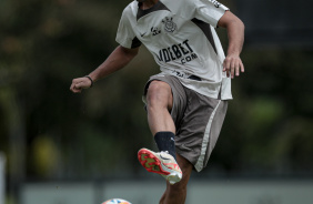 Fausto Vera passando a bola no treino do Corinthians