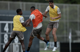 Gustavo Henrique disputa bola com Cac e Arthur Sousa no treino