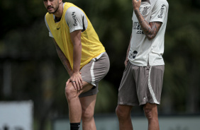 Gustavo Henrique e Joo Pedro Tchoca em ao no treino do Corinthians