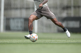 Paulinho em ao no treino do Corinthians