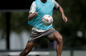 Pedro Raul em ao no treino do Corinthians