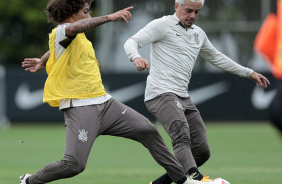 Fagner e Guilherme Biro disputando a bola durante treino no CT