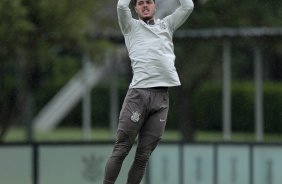 Felipe Longo agarrando a bola enquanto salta em treino de goleiros