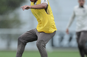 Guilherme Biro dominando a bola em atividade no gramado do CT