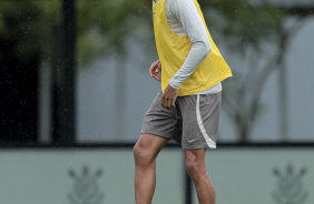 Joo Pedro Tchoca caminhando com a bola dominada durante jogo no CT