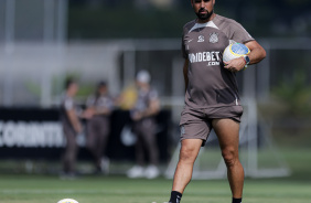 Antnio Oliveira comandando o treino do Corinthians