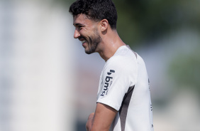 Gustavo Henrique sorridente no treino do Corinthians