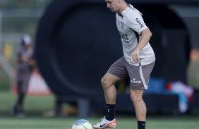 Rodrigo Garro durante atividade com bola no treino do Corinthians