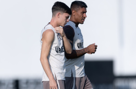 Breno Bidon e Paulinho em ao no treino do Corinthians