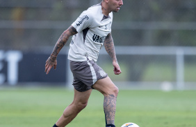 Gustavo Mosquito em ao no jogo-treino do Corinthians