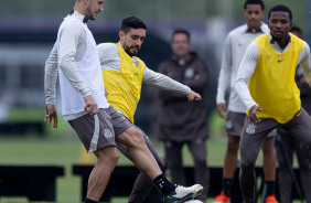 Cac observa disputa de bola entre Hugo e Igor Coronado