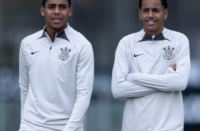 Jovens da base Gui Nego (esquerda) e Denner (direita) em treino no time profissional do Corinthians