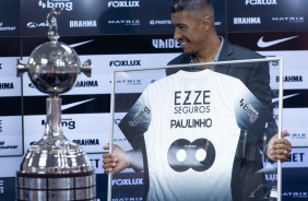 Paulinho junto da taa da Libertadores e sua camisa do Corinthians eternizada