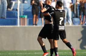 Kayke e Luiz Fernando comemoram gol contra o Aster Itaqu