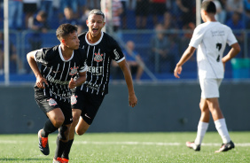Pedrinho e Kayke comemoram gol contra Aster Itaqu
