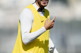 Pedro Raul sorridente durante treino no CT Joaquim Grava