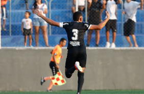 Renato comemora gol contra o Aster Itaqu