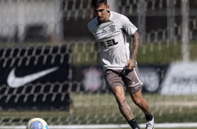 Gustavo Silva corre com a bola no treino do Corinthians