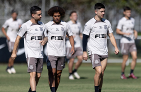 Igor Coronado, Guilherme Biro e Rodrigo Garro em atividade no treino do Corinthians