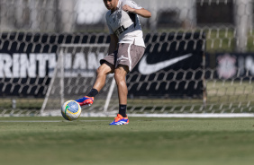 Matheus Arajo chutando bola no treino do Corinthians