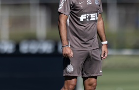 Antnio Oliveira em campo durante treino do Corinthians no CT