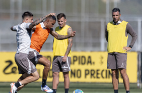Arthur Sousa correndo com a bola enquanto  pressionado pro Lo Mana; Diego Favarin aparece ao fundo