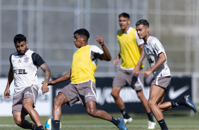Joo Vitor, do Sub-17, roubando a bola de Matheus Bidu em treino do profissional; Fausto Vera aparec