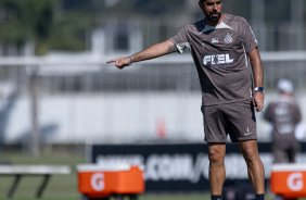 Antnio Oliveira passa orientaes para jogadores do Corinthians