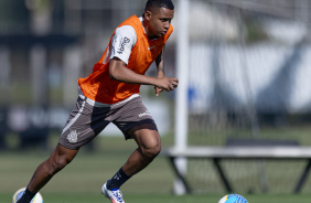 Artur Souza faz atividades com bola no CT do Corinthians